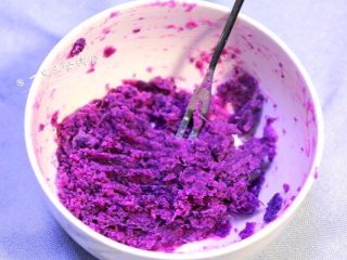 1、紫薯饭团 ,将紫薯蒸熟后，按压成泥。比较干稍微加点牛奶，湿润一点。