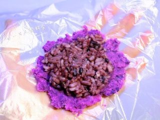 2、紫薯饭团 ,用保鲜膜垫底挖一勺紫薯泥，包入熟米饭。