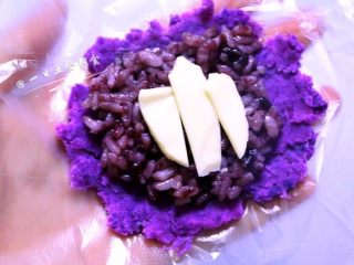 3、紫薯饭团 , 再加点芝士，或者核桃类的干货。米饭如果是热的，芝士直接会融化掉。不能融化的，做好后还需微波炉转下或者温热的锅里放会使其融化。