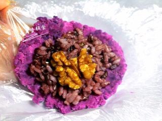 4、紫薯饭团 ,小宝宝吃坚果，记得研磨碎！不要这么大颗粒。