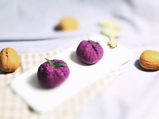 6、紫薯饭团 ,拆开保鲜膜即可，紫薯饭团就做好了。