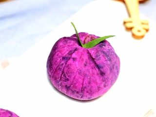 7、紫薯饭团 , 没有薄荷叶，用个青菜叶装饰下，￣□￣｜｜