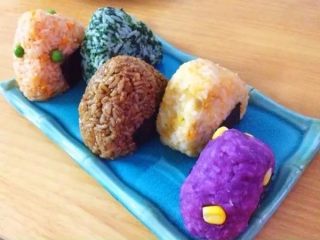 9、紫薯饭团 ,这是一个宝妈做的五色饭团，美的不要不要的，可以快递吗，我要吃一打！从右往左分别是：紫薯，红薯，照烧，菠菜，茄汁。都是跟饭混合后捏成的~~~