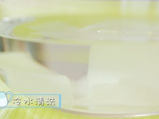 3、水晶萝卜卷,白萝卜片捞出，放入冷水中稍稍清洗一下后沥干。