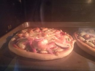 16、鲜虾火腿披萨,继续烤箱200度烤15分钟左右。