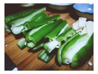 1、青椒炒肉,青椒、蒜瓣切好，装盘（蔬菜和生肉分开放）。喜辣的可以把青椒替换成尖椒。