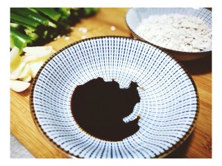 2、青椒炒肉,准备酱油、生粉。右上角白色那个是生粉（老家的薯粉）。