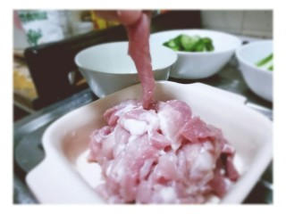 3、青椒炒肉,猪瘦肉切细条状。横切纹理，把纹理切断。我买的是前腿肉，妈妈说猪前腿肉嫩一点。