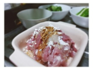 4、青椒炒肉,加适量生粉、盐、生抽、油，抓匀。