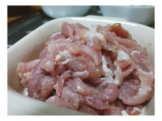 5、青椒炒肉,抓匀。让猪肉被生粉和油充分包裹，炒出来肉质嫩。