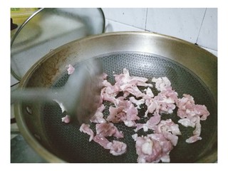 6、青椒炒肉,热锅、冷油、大火，快速翻炒，猪肉断生即可出锅备用。