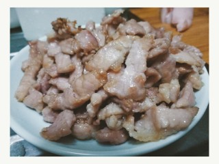 7、青椒炒肉,出锅备用的猪肉。（ps：这个猪肉只是刚刚熟或者九成熟，不能直接吃的哦。）