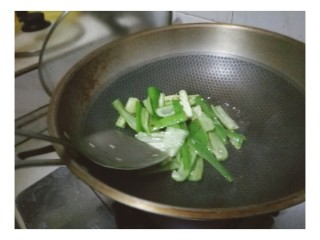 8、青椒炒肉,炒青椒，变色后加适量盐。（如果想更快的熟，可以在开始炒的时候就加盐）