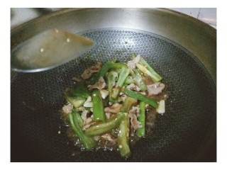 11、青椒炒肉,翻炒一下，让肉丝充分勾芡。