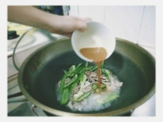 10、青椒炒肉,生粉和老抽，加水搅匀。入锅，进行勾芡。