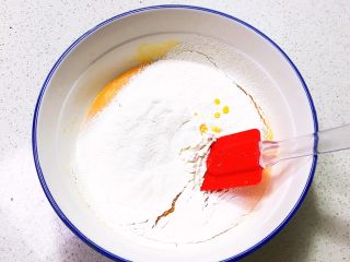 5、不加一滴水的原味蛋糕,筛入低筋面粉