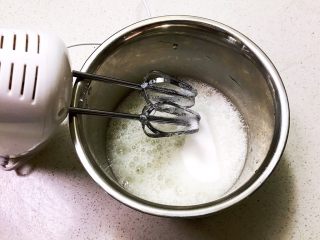 8、不加一滴水的原味蛋糕,用打蛋器打发蛋清