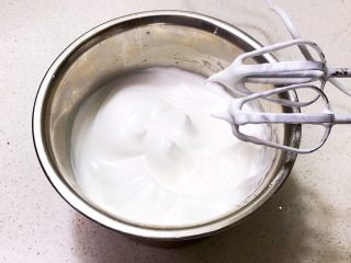 10、不加一滴水的原味蛋糕,打发至硬性蛋白糊