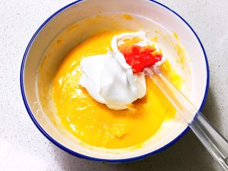 11、不加一滴水的原味蛋糕,把1/3蛋白糊加入蛋黄里