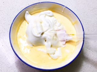 13、不加一滴水的原味蛋糕,调匀后加入所有蛋白糊