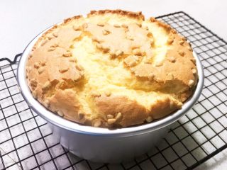 20、不加一滴水的原味蛋糕,蛋糕烤熟了，可以看到蛋糕细腻松软，把蛋糕倒扣在晾网上面，凉透后脱模