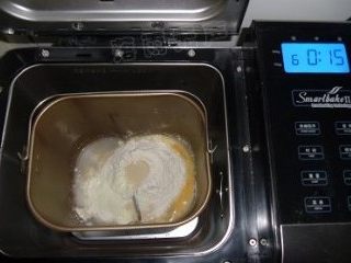 1、超萌兔子面包,除黄油外的其它材料放入面包桶，启动一个15分钟的和面程序