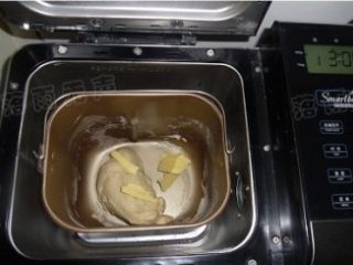 2、超萌兔子面包,和面结束加入黄油，再启动一个15分钟的和面程序