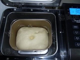3、超萌兔子面包,和面结束，启动发酵程序，默认时间是2小时（其实不用那么长时间，观察一下手指按压不回弹就可以了，不要发过头了）