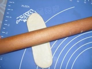 5、超萌兔子面包,取个小面团擀开成长条