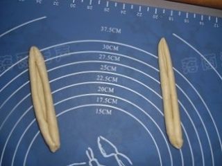 6、超萌兔子面包,两边往中间卷进就成兔耳了