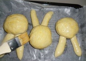 8、超萌兔子面包,发至两倍大左右，表面刷上鸡蛋液