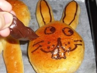 11、超萌兔子面包,将裱花袋剪开一点，在冷却下来的面包上挤上兔子模样