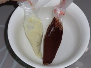 10、超萌兔子面包,将黑白巧克力币弄碎装入裱花袋装好，口子先不剪开，放在热水里溶化开