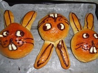 12、超萌兔子面包,挤上白巧克力做眼白和牙齿即可