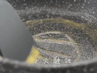2、牛轧糖DIY，一起动手做起来,锅里放入黄油，小火融化。