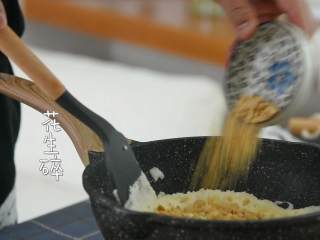5、牛轧糖DIY，一起动手做起来,加入奶粉和花生碎。