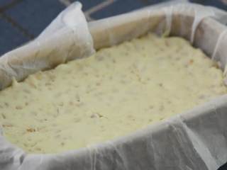 7、牛轧糖DIY，一起动手做起来,放入模具中，晾凉定型。