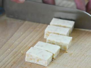 8、牛轧糖DIY，一起动手做起来,切成小方块，好吃的牛轧糖就做成了，一起来品尝一下吧！