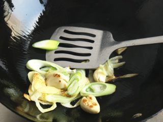 5、水煮肉片,炒锅加油,烧热后爆香葱姜蒜。