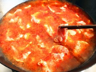 8、水煮肉片,一片片下入腌制好的肉片。