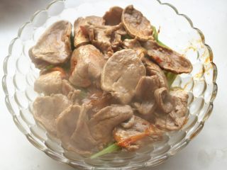 10、水煮肉片,先把肉片捞出放在菜上面。