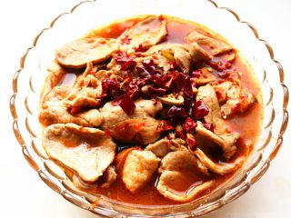 11、水煮肉片,加入煮肉的汤,上面再放上切碎的辣椒和花椒。