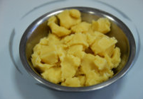 3、天鹅泡芙,将烫熟的面团掰成一小块,等待其自然冷却。