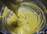 6、天鹅泡芙,不断搅拌,面糊慢慢变得细腻,用手抓一些面糊自然滑落能呈现一些纹路就表示面糊制作完成