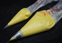 7、天鹅泡芙,份一小份做天鹅脖子,另一份装入套有裱花嘴的裱花袋中。