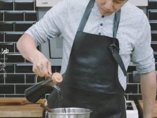 2、老北京炸酱面,加入少许白酒、生抽