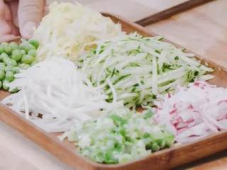 8、老北京炸酱面,水萝卜丝、黄瓜丝、青蒜块、娃娃菜丝、豆芽、青豆摆盘