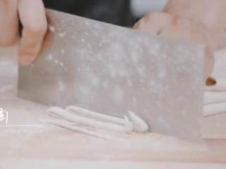 9、老北京炸酱面,揉面，擀面，折面（每对折一次，撒一次面粉），切成面条