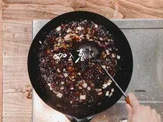 10、老北京炸酱面,葱花入锅翻炒