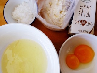 1、舒芙蕾松饼(平底锅版),准备需要的食材,蛋白蛋黄分开。